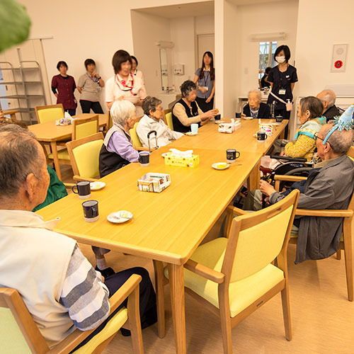 ヘルパーステーション千樹の杜の写真3枚目：誕生日会の風景