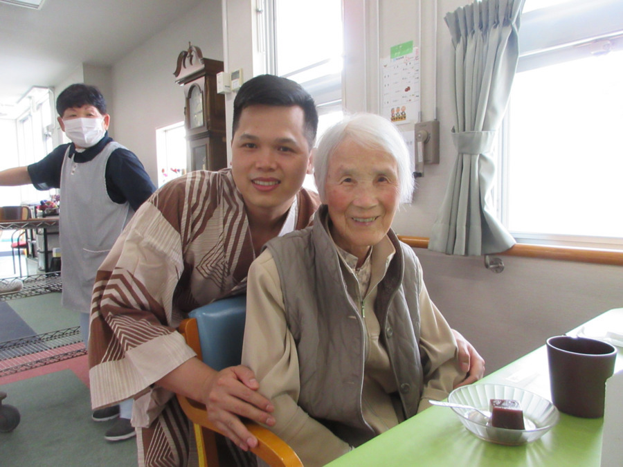 介護付き有料老人ホーム　サンライズ茂原（介護職/ヘルパーの求人）の写真2枚目：和菓子の会にて、着物を着た職員と一緒に撮影致しました。