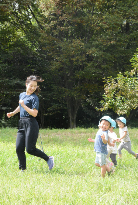 西東京みどり保育園（保育士の求人）の写真4枚目：遊びはいつも本気です。子どもも大人も全力で遊んでいます。