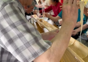 グループホーム 上牧の郷（介護職/ヘルパーの求人）の写真6枚目：理事長に本物の竹を伐ってきていただいて、外で流しそうめんをしました♪