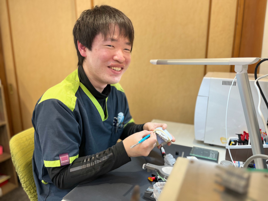 医療法人社団しん治歯科医院（歯科技工士の求人）の写真11枚目：20代の技工士も在籍中！幅広い技を身につけようと日々精進しています。