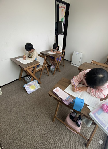 ひまわりキッズ（言語聴覚士の求人）の写真4枚目：毎日施設に来たらまず宿題に真剣に取り組みます。元教員が何名かで指導しています。