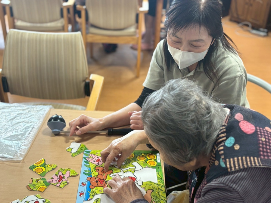 デイサービスセンターまごころ半明原（介護職/ヘルパーの求人）の写真2枚目：会話を楽しみながらできる、やさしいリハビリ支援も大切な仕事です