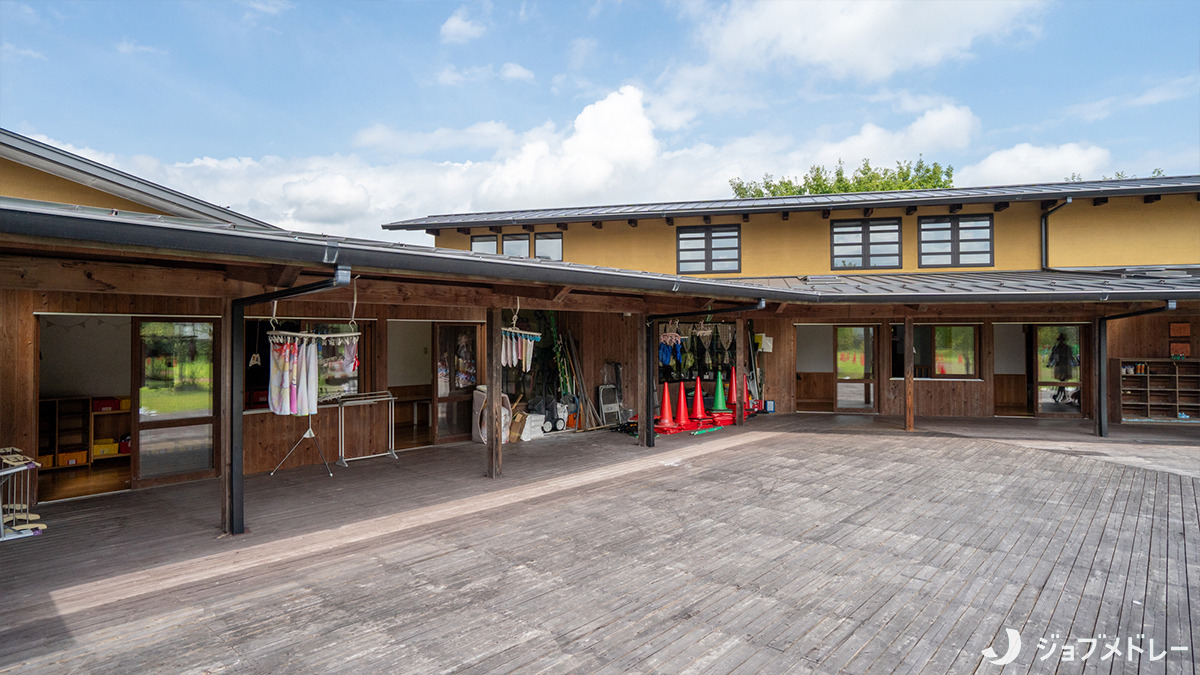 認定こども園ぼだい樹西こども園（保育士の求人）の写真4枚目：幼稚園と保育園が道路を隔てて隣接しています