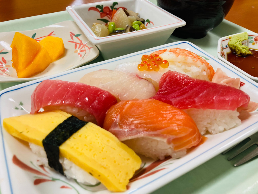 クラシックレジデンス江戸川台の写真9枚目：食事が自慢の施設です！！　お寿司