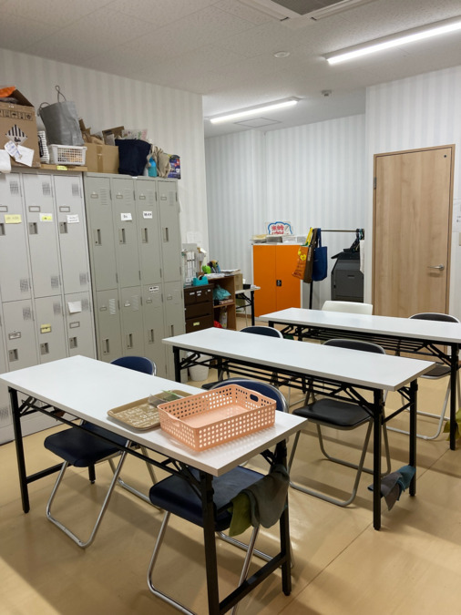 たしざん生活実習所（サービス管理責任者の求人）の写真4枚目：利用者さんが食事や内職をする部屋です。着替え用ロッカーもあります。