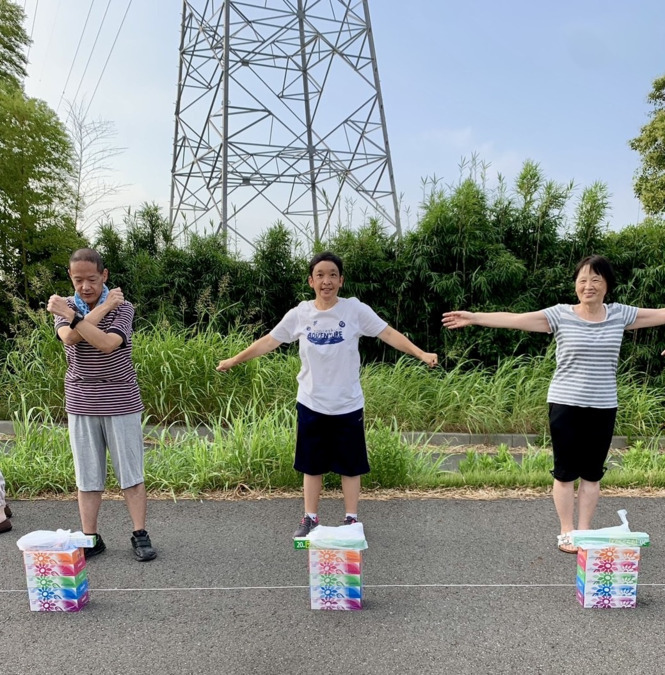 ケアホームひまわり 第二ひまわり（生活支援員の求人）の写真7枚目：地域活動でラジオ体操に参加しました：近隣の活動に時々参加しています