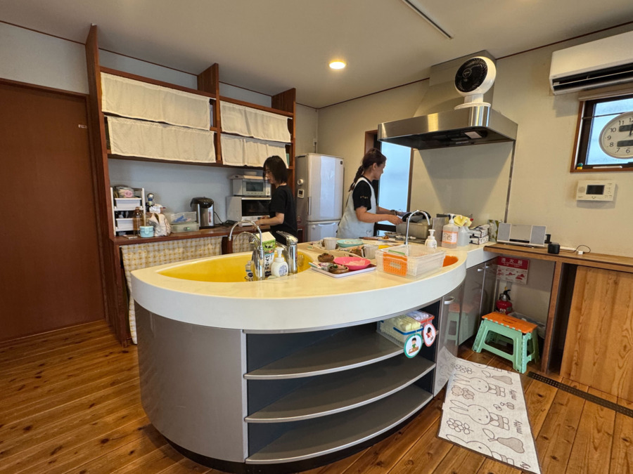 多機能型事業所そぷら【2026年04月オープン予定】(児童指導員/指導員の求人)の写真6枚目:オープニングのため写真はまだ準備中♪系列施設ふぉるてのオープンキッチン。