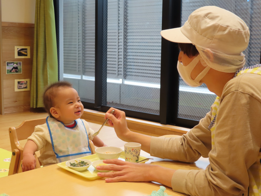 このえ西亀有保育園の写真10枚目：給食は自園調理。楽しい給食を実践しています
