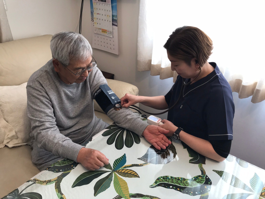 つぐみナースケアステーション【2020年秋オープン予定】(看護師/准看護師の求人)の写真:患者さん宅でのバイタルサイン測定