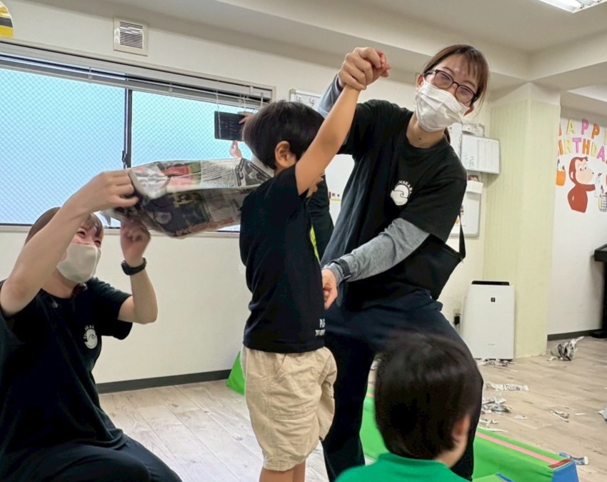 Licolala守口教室（保育士の求人）の写真2枚目：新聞遊びをしている中で、スーパーマンが誕生しました🦸‍♂️