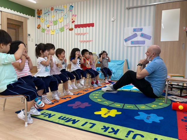 はまキッズインターナショナルスクールの写真3枚目：外国人職員とのチームティーチング。担任として一緒にクラスを担当します。