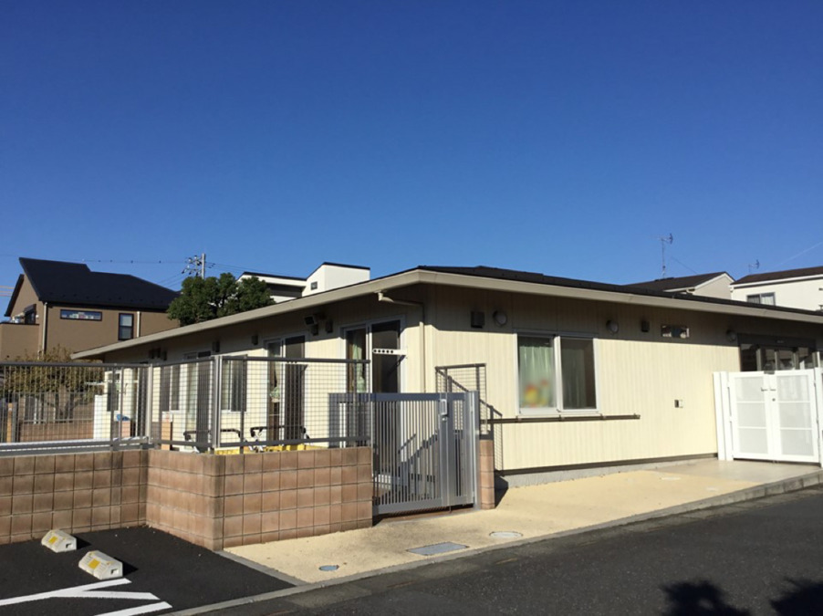 川口くれよん保育園の写真4枚目:開園して4年目のきれいな園舎と、砂場や三輪車で遊べる園庭があります。