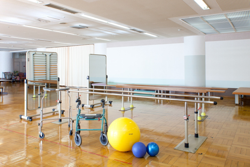 介護老人保健施設マロニエ苑（看護師/准看護師の求人）の写真5枚目：広々としたリハビリテーション室で利用者様はリハビリいただけます