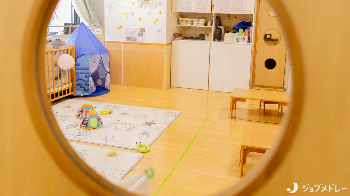 第六コスモ保育園(保育士の求人)の写真16枚目:木の温もりと清潔感のある保育室です