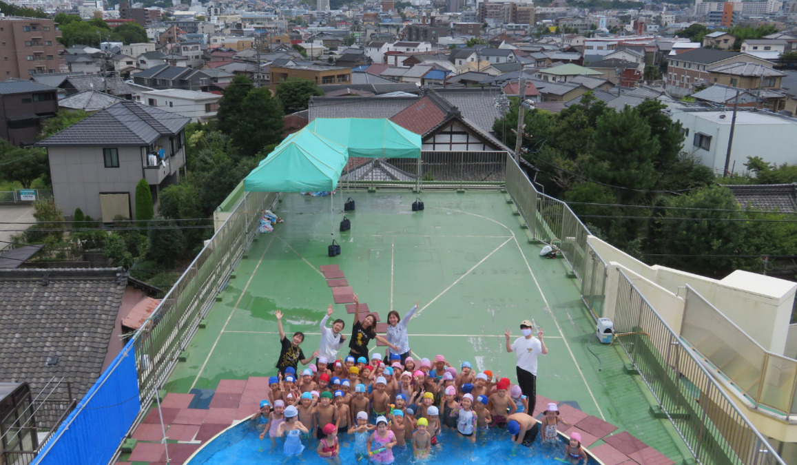笠寺幼児園（保育補助の求人）の写真12枚目：見晴らしの良い屋上プールで水遊び🏊夏ならではの活動です。