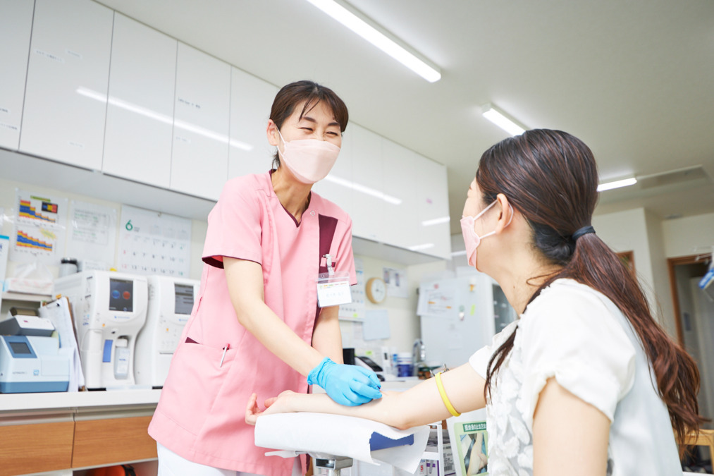 医療法人社団　緑晴会　あまが台ファミリークリニック（看護師/准看護師の求人）の写真3枚目：採血の様子です。