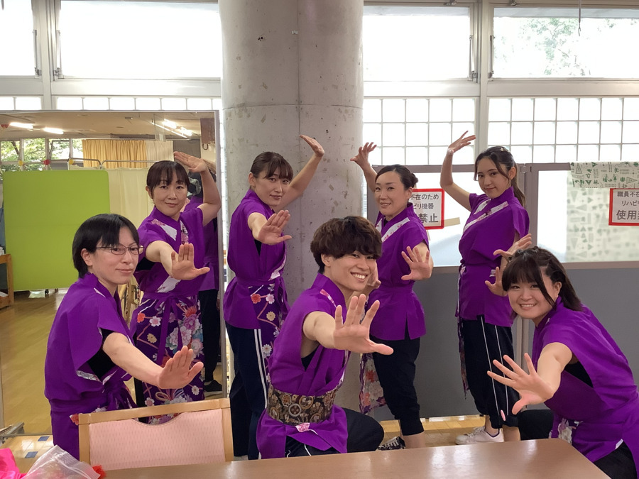 老人保健施設FOMA・なごみ（看護師/准看護師の求人）の写真14枚目：職員ソーランは約２０名。みんなで楽しく踊ります