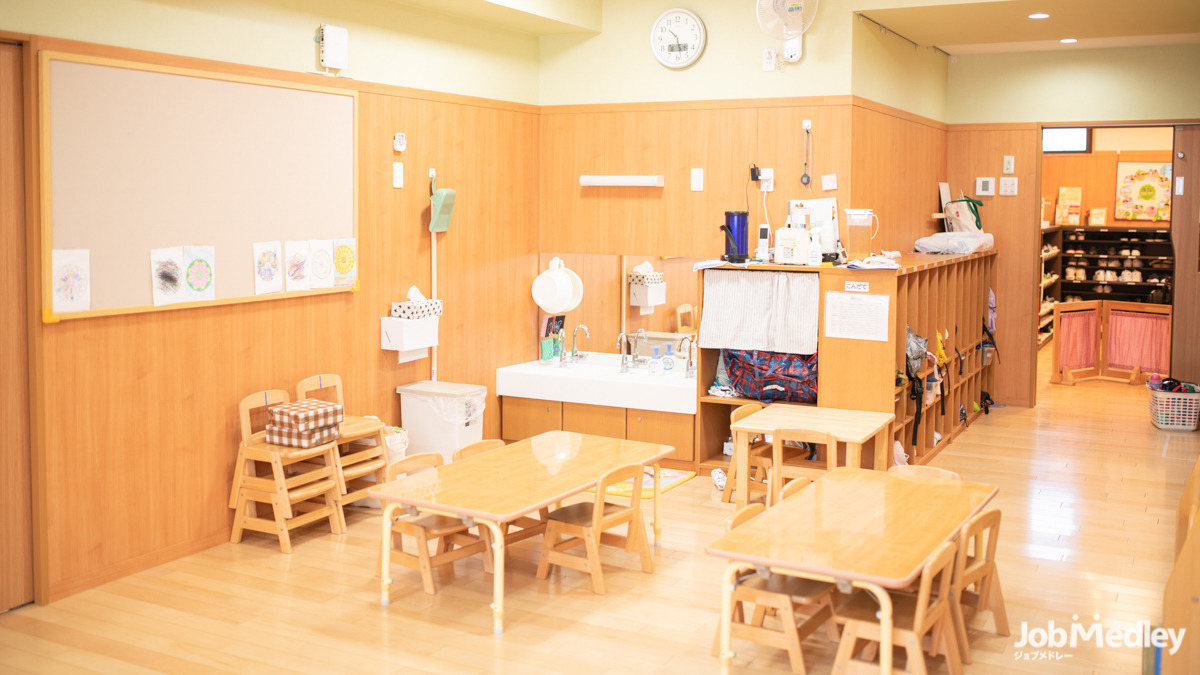 アイ保育園（調理師/調理スタッフの求人）の写真4枚目：木のぬくもりを感じられる園内