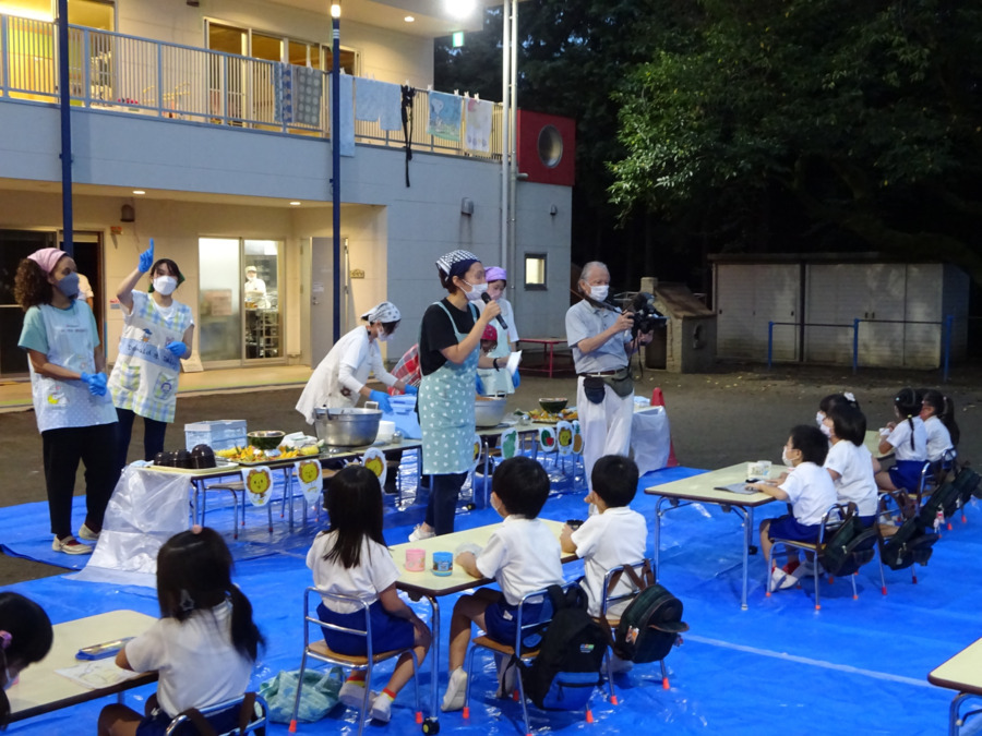 フレンド認定こども園（保育士の求人）の写真14枚目：お泊り会(コロナ禍では夜帰宅)の様子。カレーをみんなで夜の園庭でいただきます。