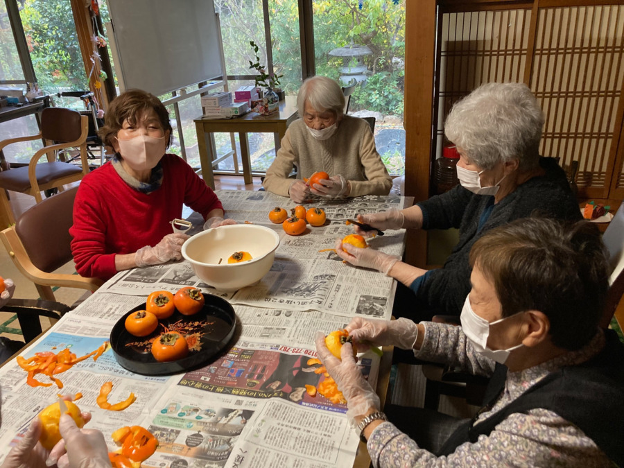 デイサービス福町（一般財団法人　氏家記念財団）（介護職/ヘルパーの求人）の写真5枚目：吊るし柿など季節によっていろんな物を手作りにこだわって作ります。