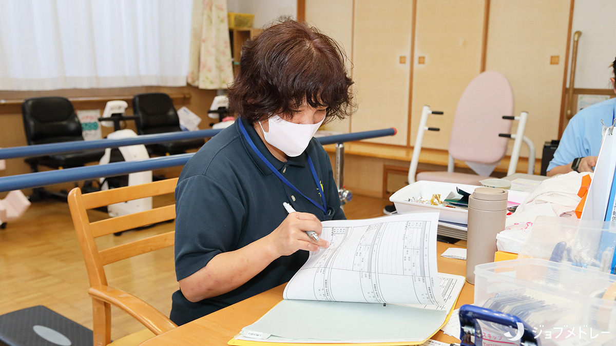 通所介護施設　ほのぼの園 デイサービスセンター（介護職/ヘルパーの求人）の写真18枚目：日々の様子を記録しています