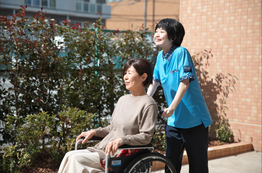 プレザンメゾン東帝塚山（介護職/ヘルパーの求人）の写真1枚目：介護スタッフ募集中★