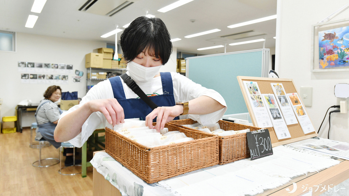 たいとう第三福祉作業所（生活支援員の求人）の写真7枚目：生産品の販売を行っています
