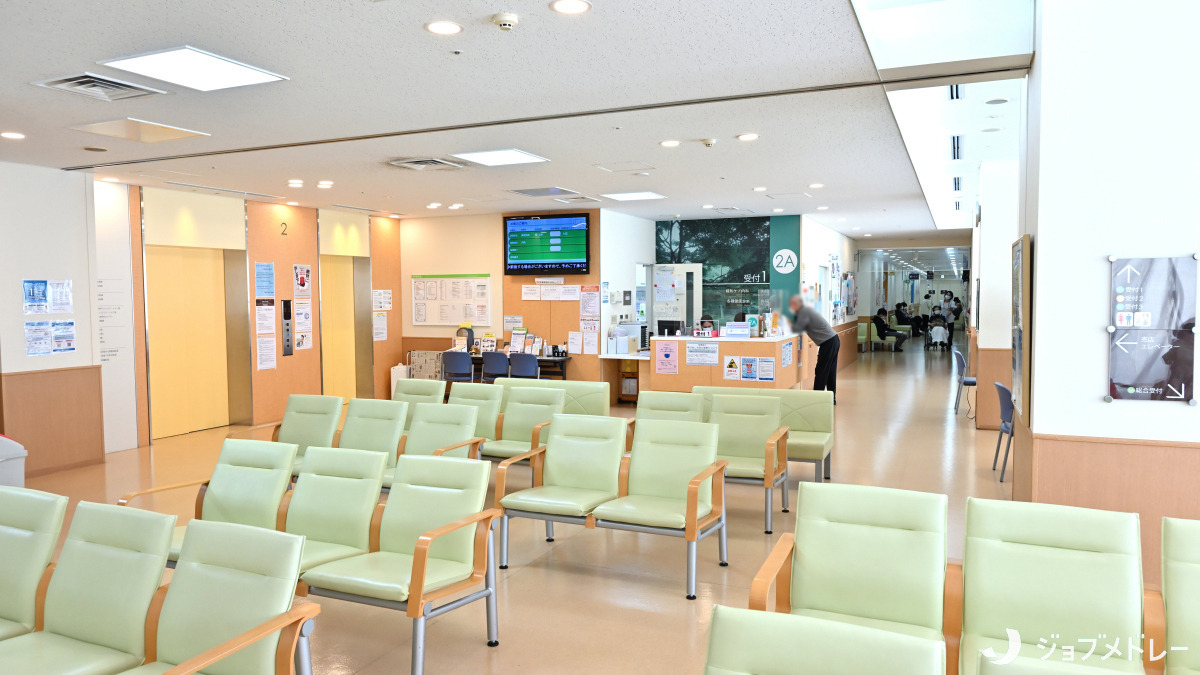 平和病院（医療事務/受付の求人）の写真6枚目：明るく広々とした外来待合ホールです