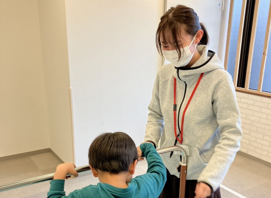 児童発達支援・放課後等デイサービス　ジョイランドHOP（理学療法士の求人）の写真3枚目：個別療育風景(運動療育)