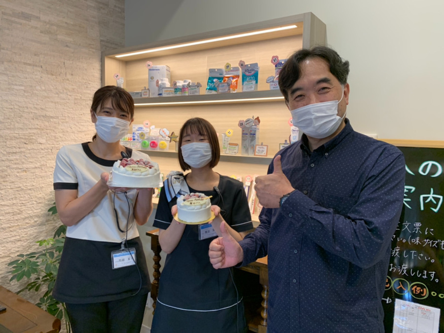 医療法人仁和会カナザキ歯科(歯科衛生士の求人)の写真:毎月、スタッフのお誕生日会があり、ホールケーキのプレゼント!!