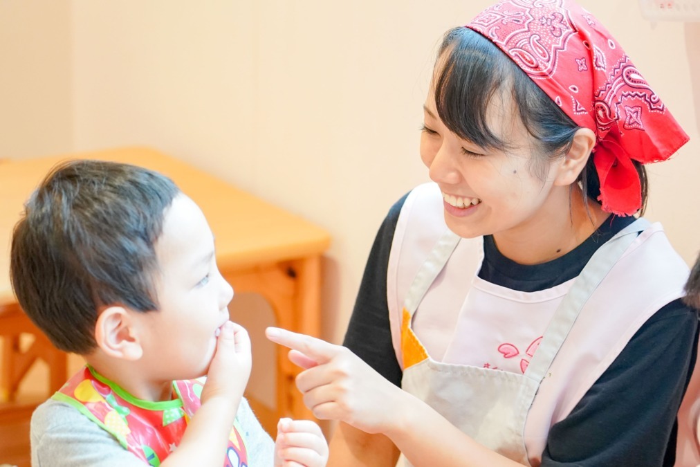 さくらさくみらい 和光(保育士の求人)の写真:食事の際も愛情をたっぷりとそそぎます。