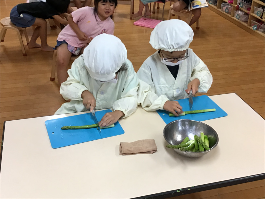 千鳥さくら保育園（保育士の求人）の写真5枚目：年長児は野菜切りのお手伝い。給食の時に今日はどの野菜を切ったか教えてくれます。