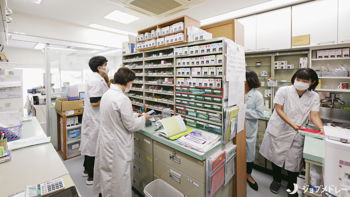 すずらん薬局いずみ野店（薬剤師の求人）の写真10枚目：幅広い年齢層のスタッフが協力し合っています
