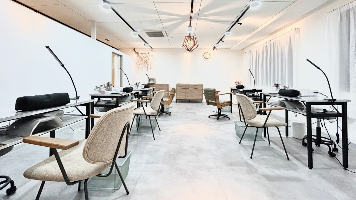 nail salon tiffin（ネイリストの求人）の写真2枚目：2025年6月新店舗オープン予定♪
グレーを基調とした、落ち着いた雰囲気♪