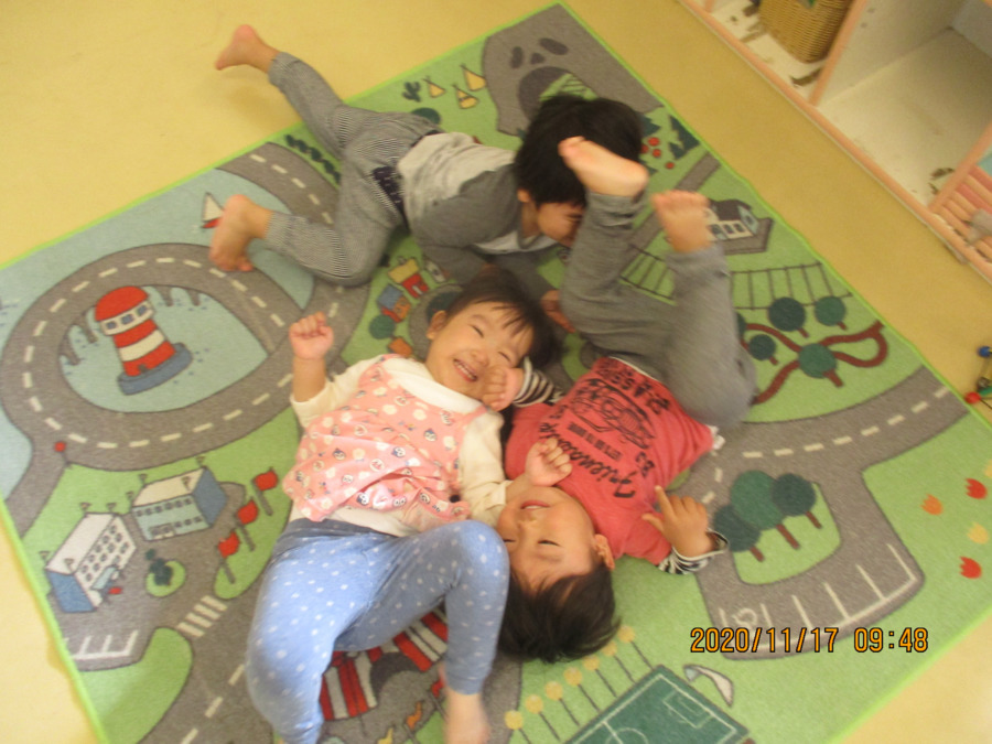 与野ひなどり保育園（看護師/准看護師の求人）の写真3枚目：遊びの主体は子ども達。お部屋で遊ぶか、園庭で遊ぶか。それも自分で選択します。