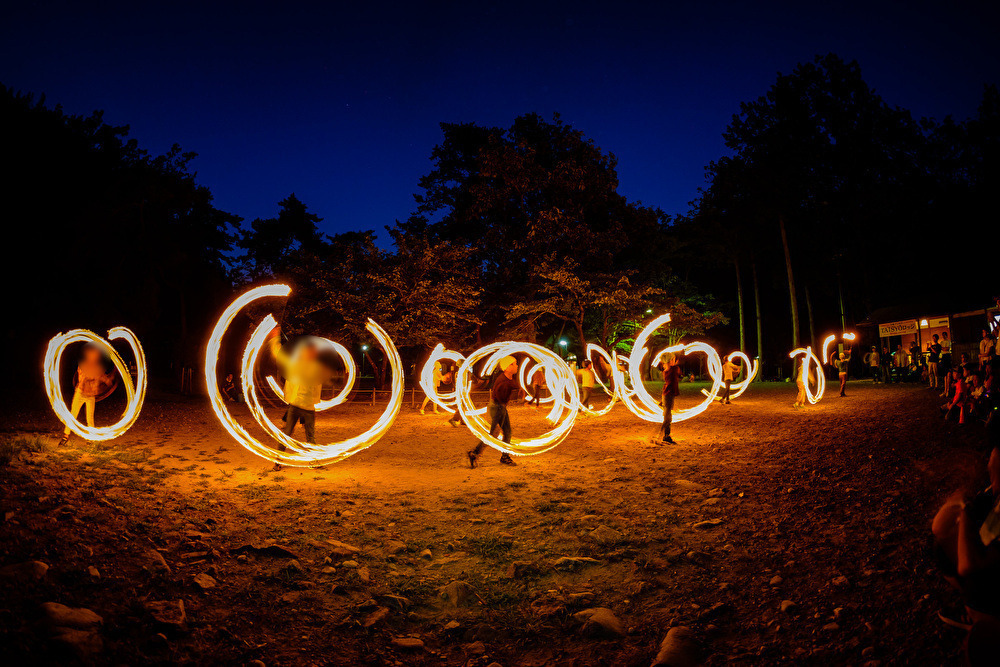 筒井・葵学童クラブ(放課後児童支援員/学童指導員の求人)の写真2枚目:夏のキャンプで高学年が行うトーチトワリング