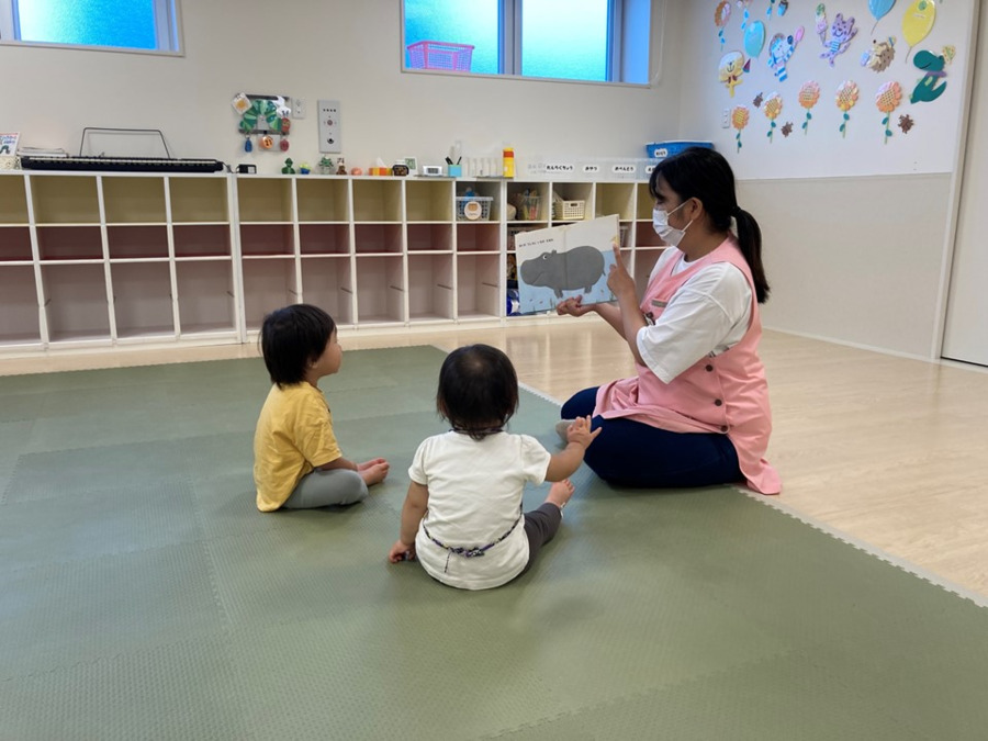 大阪府済生会千里病院げんき保育園（保育士の求人）の写真1枚目：お預かりするお子さまの人数も少ないため一人ひとりとたくさん関りをもち過ごせます！