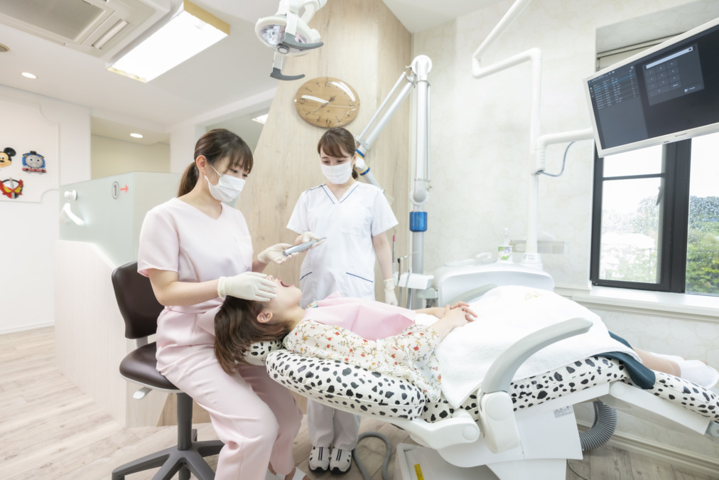 いとう歯科医院（医療事務/受付の求人）の写真5枚目：先生と協力して治療のサポートをお願いします。