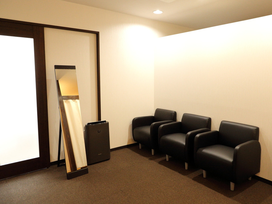 骨盤 × ツボ　コツボ整体院　市川行徳店（柔道整復師の求人）の写真22枚目：待合スペースも広々♪