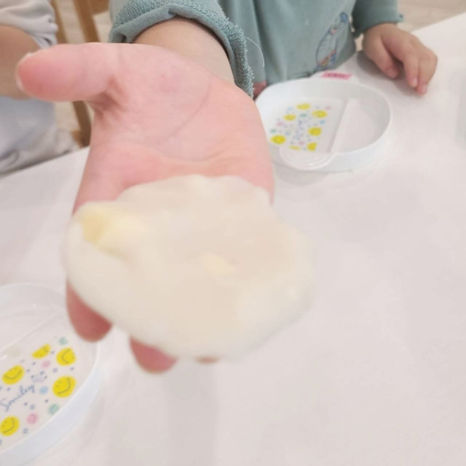 児童発達支援Tendresse（保育士の求人）の写真12枚目：マッシュポテトをこねこね…　今回のクッキングは『チーズいももち』🎶