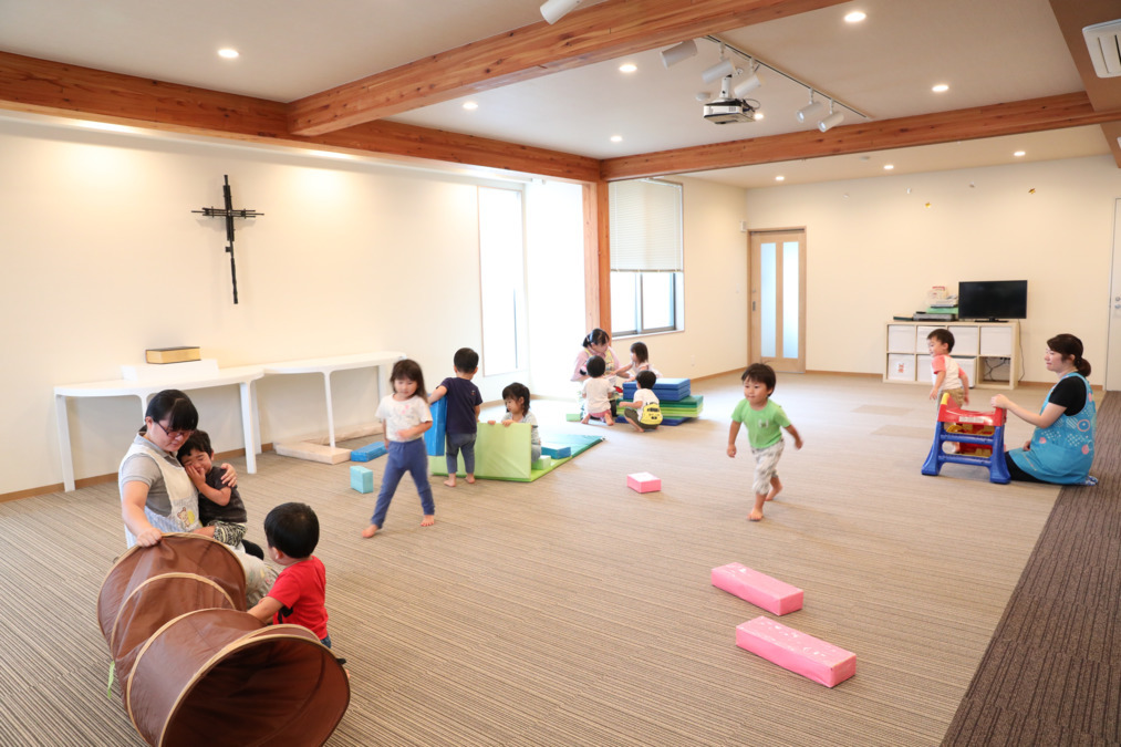 めぐみ保育園（保育士の求人）の写真5枚目：教会の会堂(2階)使って雨の日も思い切り遊べます。
