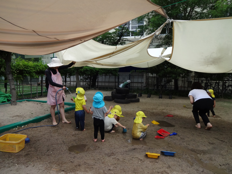 認定こども園大阪信愛学院幼稚園（本園）（幼稚園教諭の求人）の写真6枚目：２歳児どろんこあそび。楽しいな。
