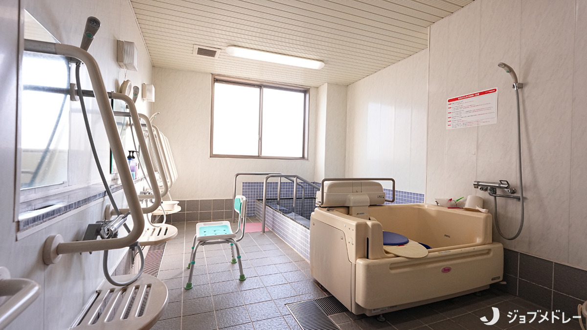 社会福祉法人翠生会　和光ホーム（介護職/ヘルパーの求人）の写真8枚目：浴室の様子です