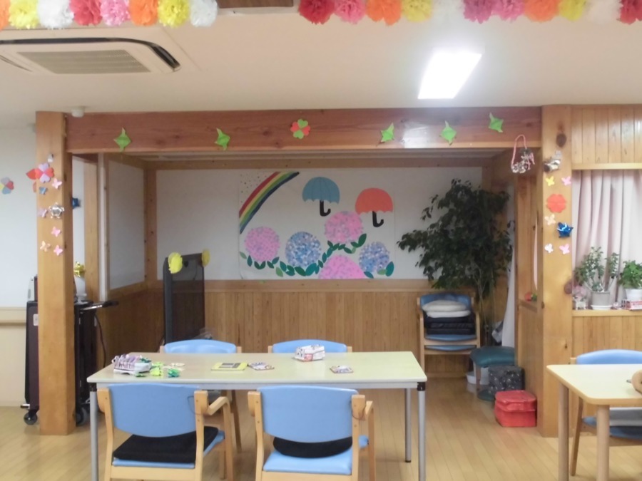 デイサービスセンターひかりの畑の写真3枚目：季節に合わて利用者様の創作をホールに飾っています。