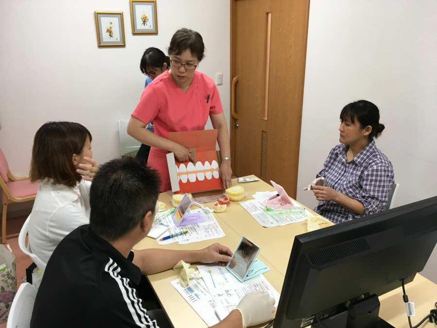 フェローデンタルクリニックの写真3枚目：施設に出向いて研修をしている風景です