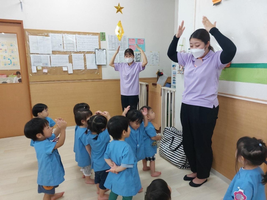 ぎおんひがしこども園　本園（保育士の求人）の写真4枚目：0歳児から英語レッスンがあります（外部講師）★