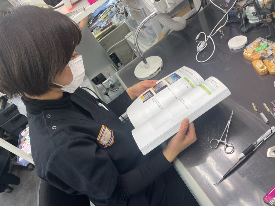 アップルデンタルラボの写真12枚目：マニュアルがあるので、はじめての仕事でも迷いません、困りません