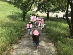 あざみ野ベビールーム(保育士の求人)の写真2枚目:周辺の公園をお散歩♪