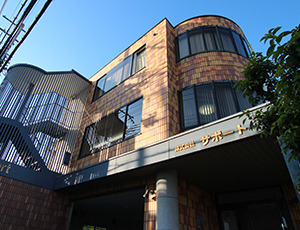 株式会社サポート 南館（歯科技工士の求人）の写真1枚目：本館外観です。主にデンチャーワーク、総務・材料部門が在籍しています。